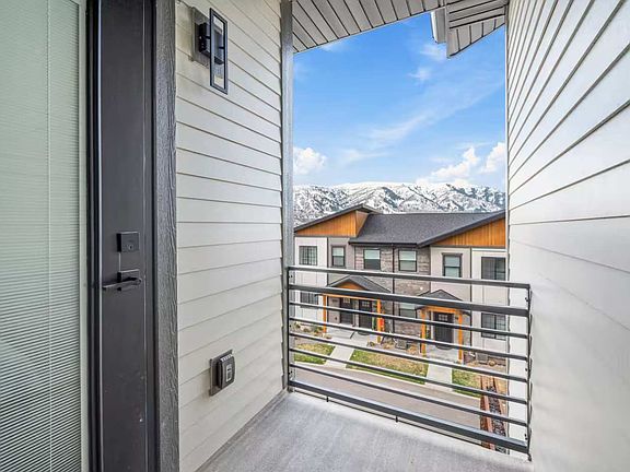 3rd image of 3567 N Lakeview Ct
