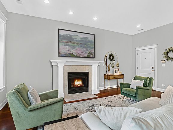 4th image of 2048 W Belmont Ave #2