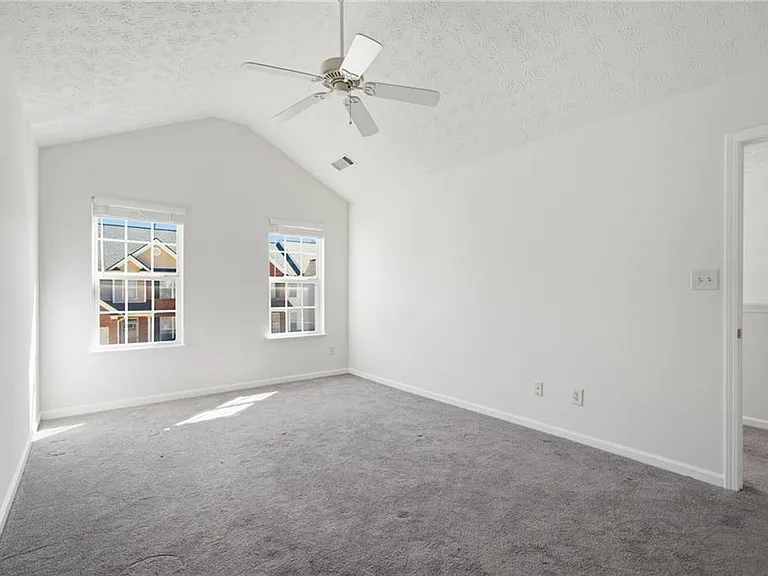 2913 Greyhawk Ln — Photo 25