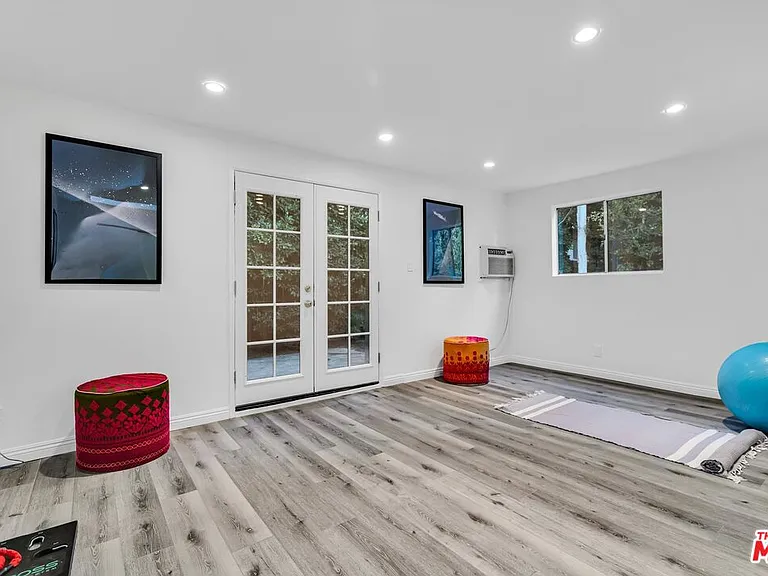 653 W Knoll Dr — Photo 12