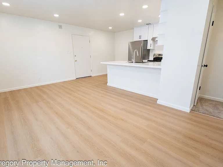 1525 Schiller — Photo 19