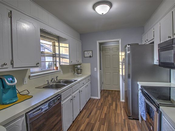 3rd image of 1126 E Davis Ave