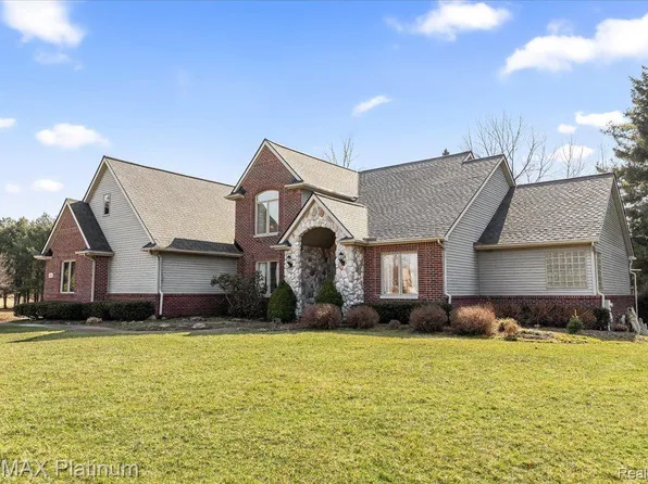 5422 Pine Lake Dr, Brighton, MI 48116