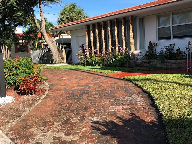 90 Street And Collins Ave — Photo 4