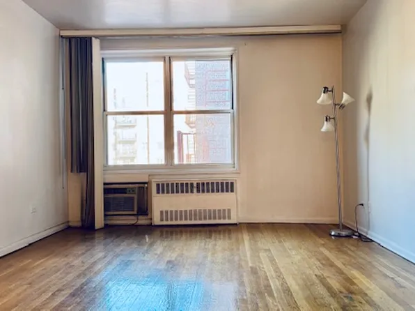 142-05 Roosevelt Avenue image 6 of 14