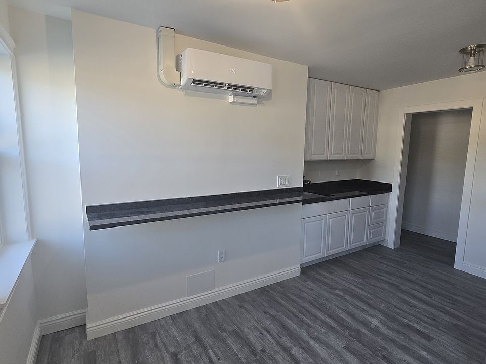 Kitchen sink & counter