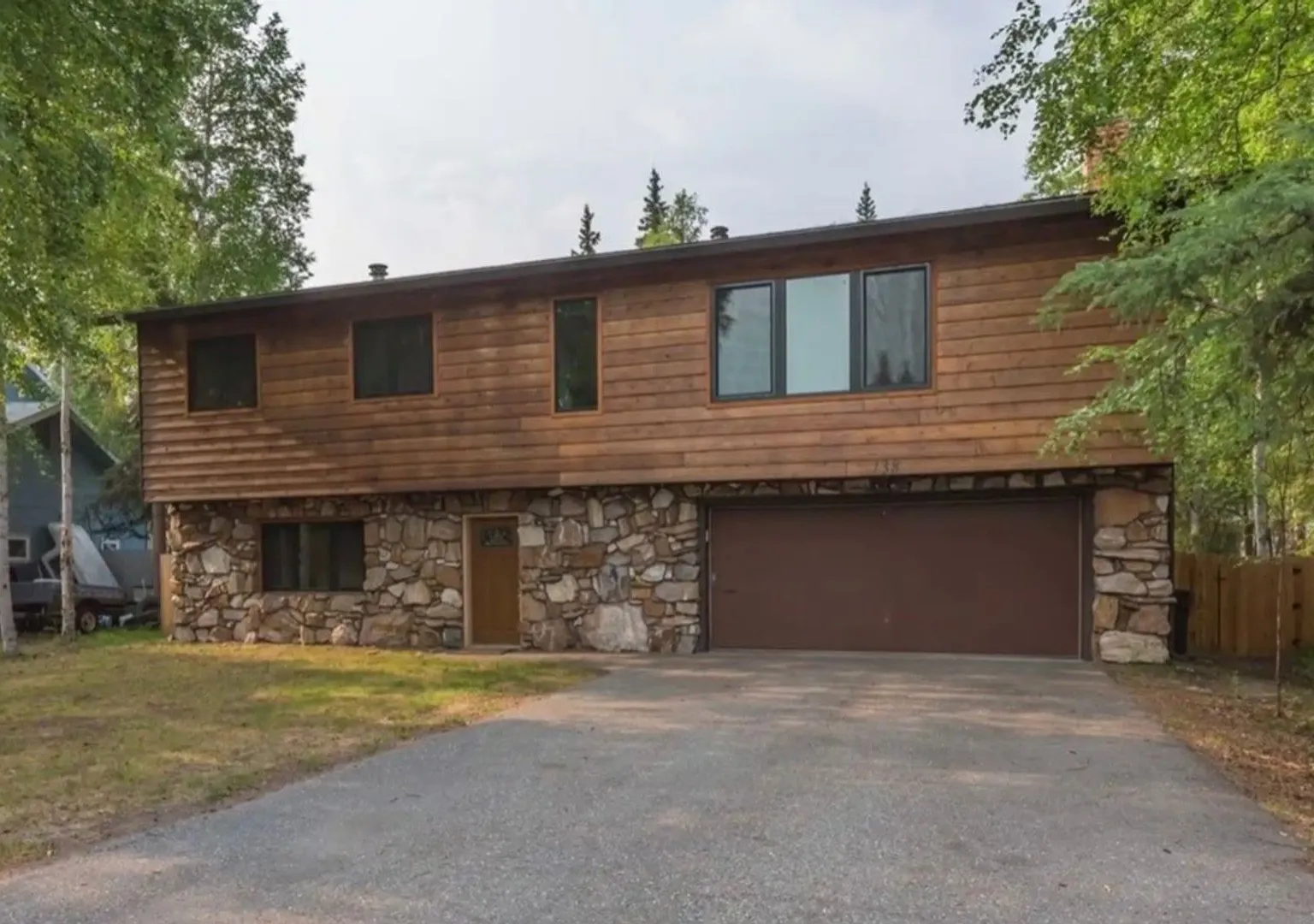 4 bedroom / 2 car garage / small dog on approval — Photo 1