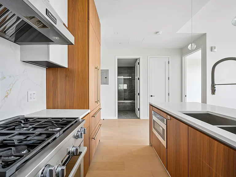 35-32 Leavitt St #11B — Photo 6
