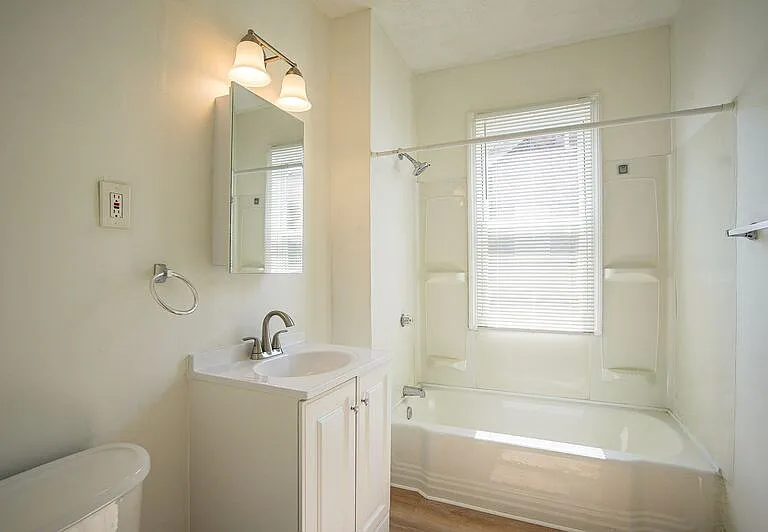 11-13 Newman St #3 — Photo 16