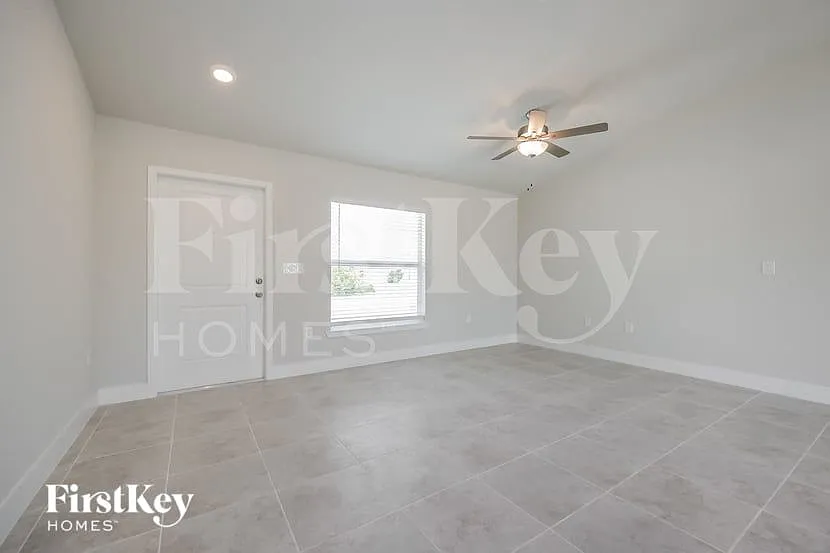 3 bed, 2.0 bath, 1519 sqft, $1,870 — Photo 2