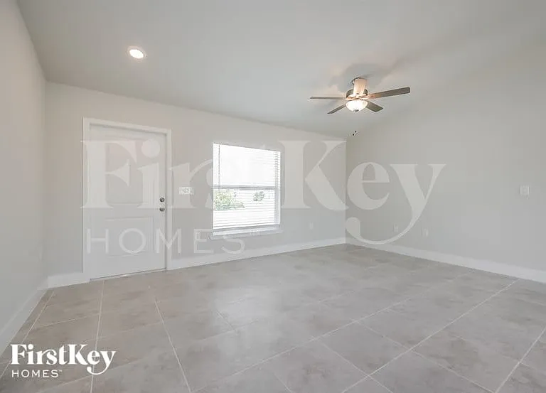 910 Sara Ave N — Photo 2