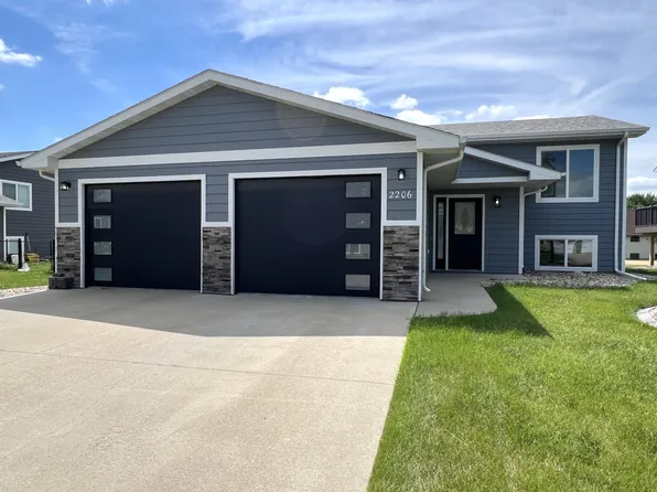 2206 Primrose Dr, Brookings, SD 57006