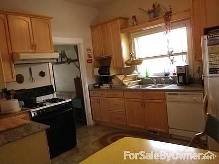 3rd image of 830 E Sherman Ave
