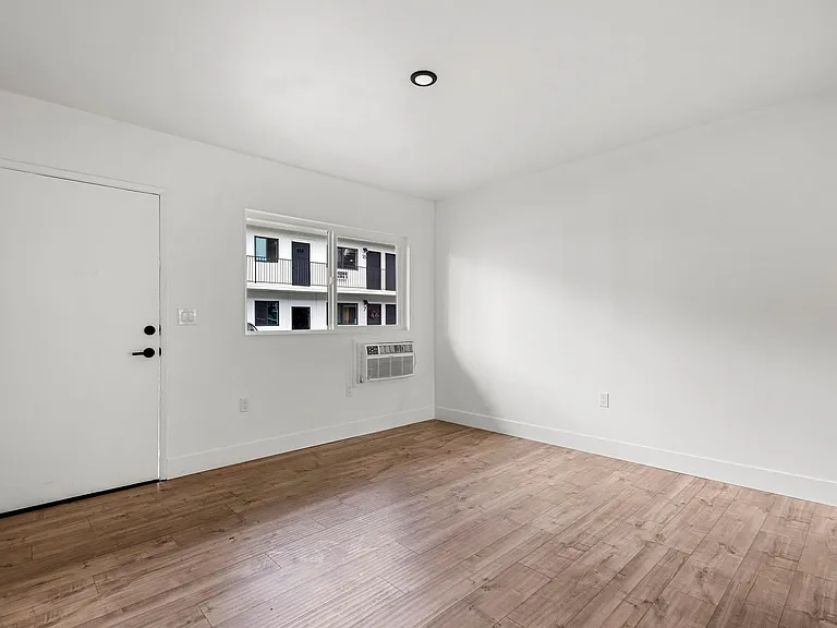 Echo Lake Apartments — Photo 32