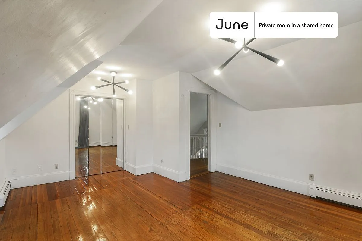 Queen bedroom in 6 bed/2 bath home in Brighton #375 3F — Photo 4