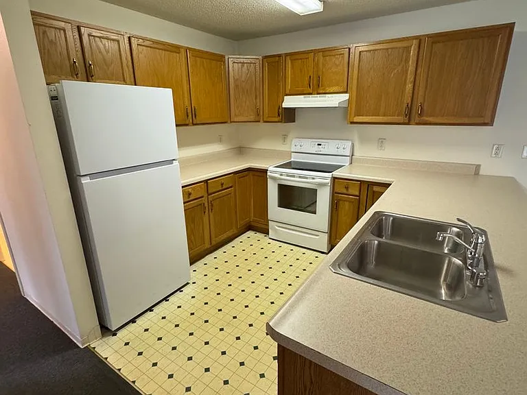 PIONEER BLUFF APARTMENTS — Photo 81
