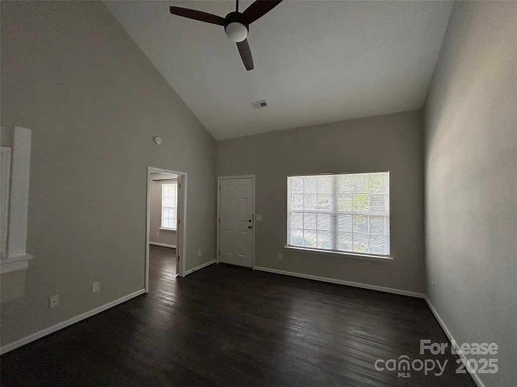 3 bed, 2.5 bath, 1386 sqft, $2,000 — Photo 4