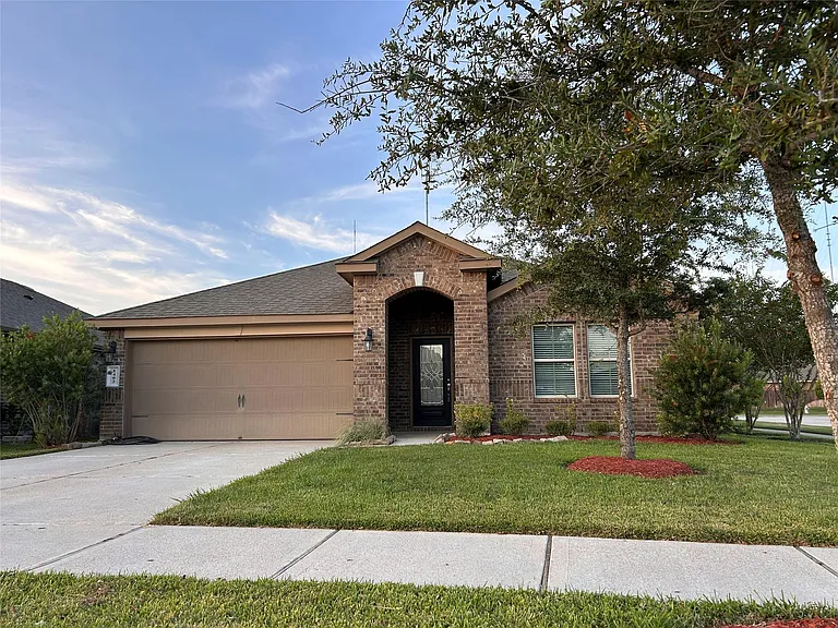 1402 Central Heights Dr — Photo 1