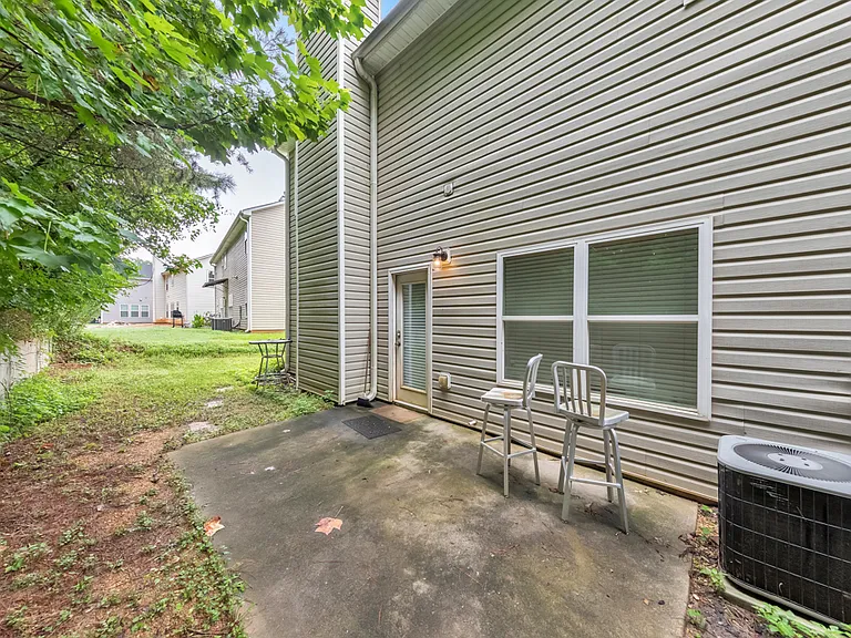 179 Holbrook Dr — Photo 2
