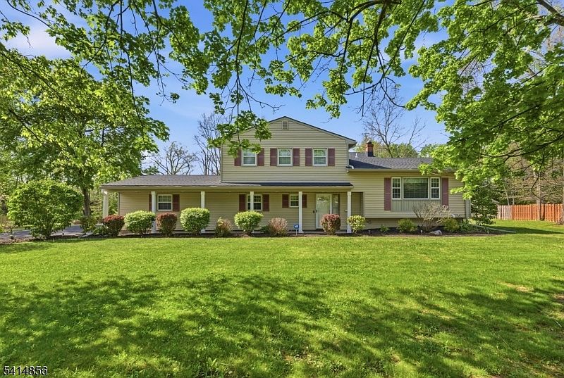 1st image of 61 Queen Anne Dr