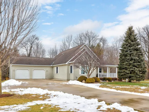 7578 Waters Edge Dr, Vassar, MI 48768
