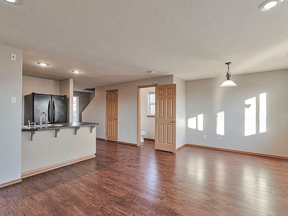4th image of 202 NE Skylar St