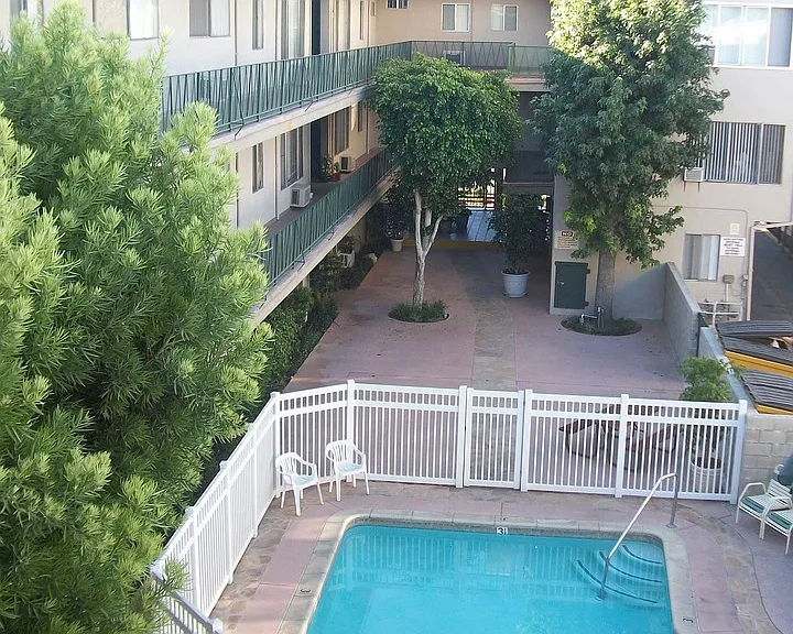 Maison De Michelle Apartments — Photo 12