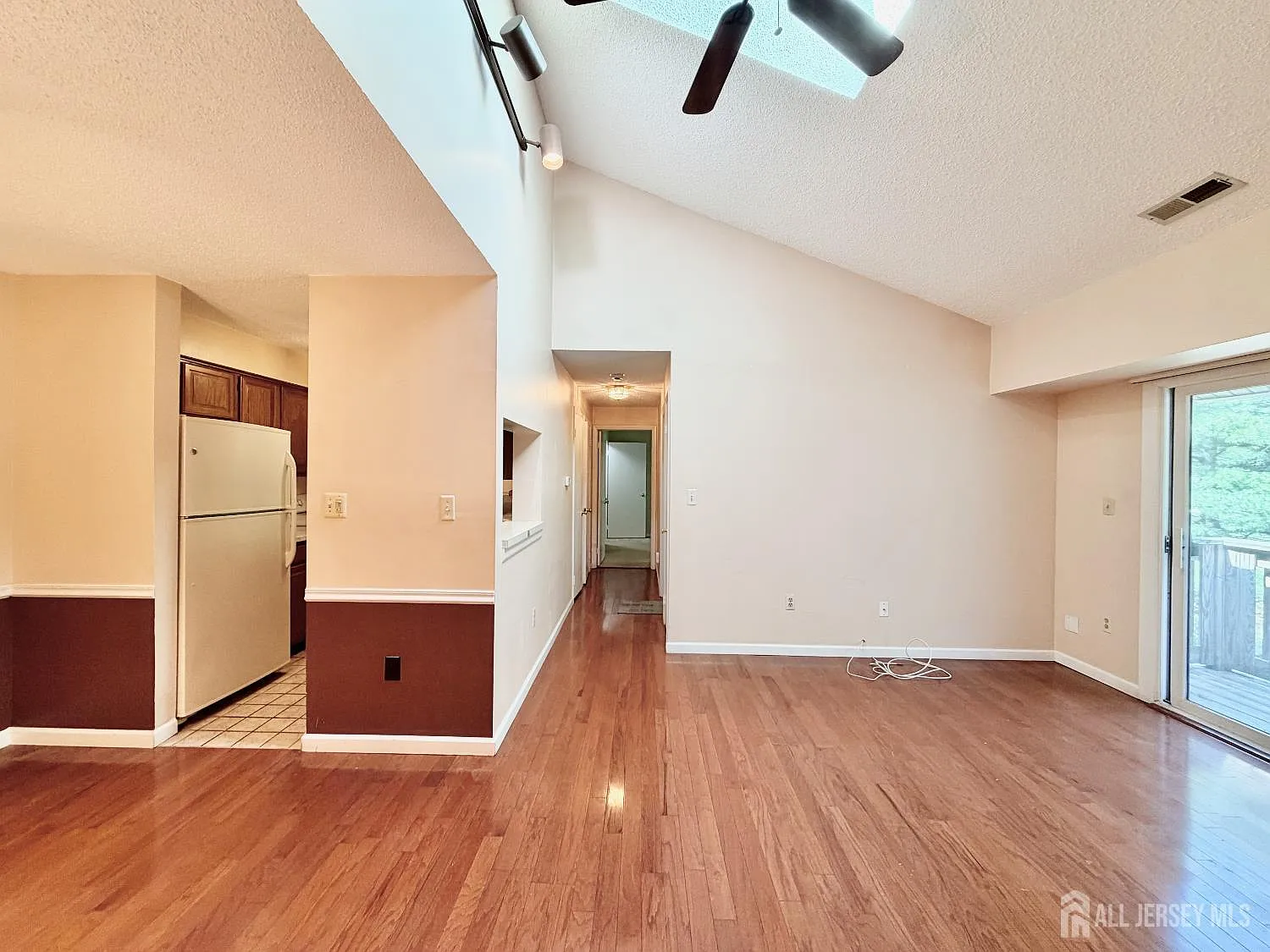 2 bed, 2.0 bath, 836 sqft, $2,150 — Photo 2