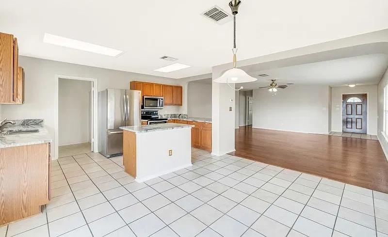 3 bed, 2.0 bath, 1643 sqft, $2,050 — Photo 2