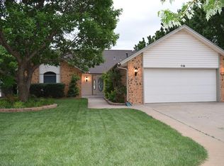516 NE 14th St, Moore, OK 73160