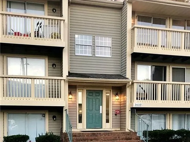 1610 Arlyn Cir #M — Photo 1
