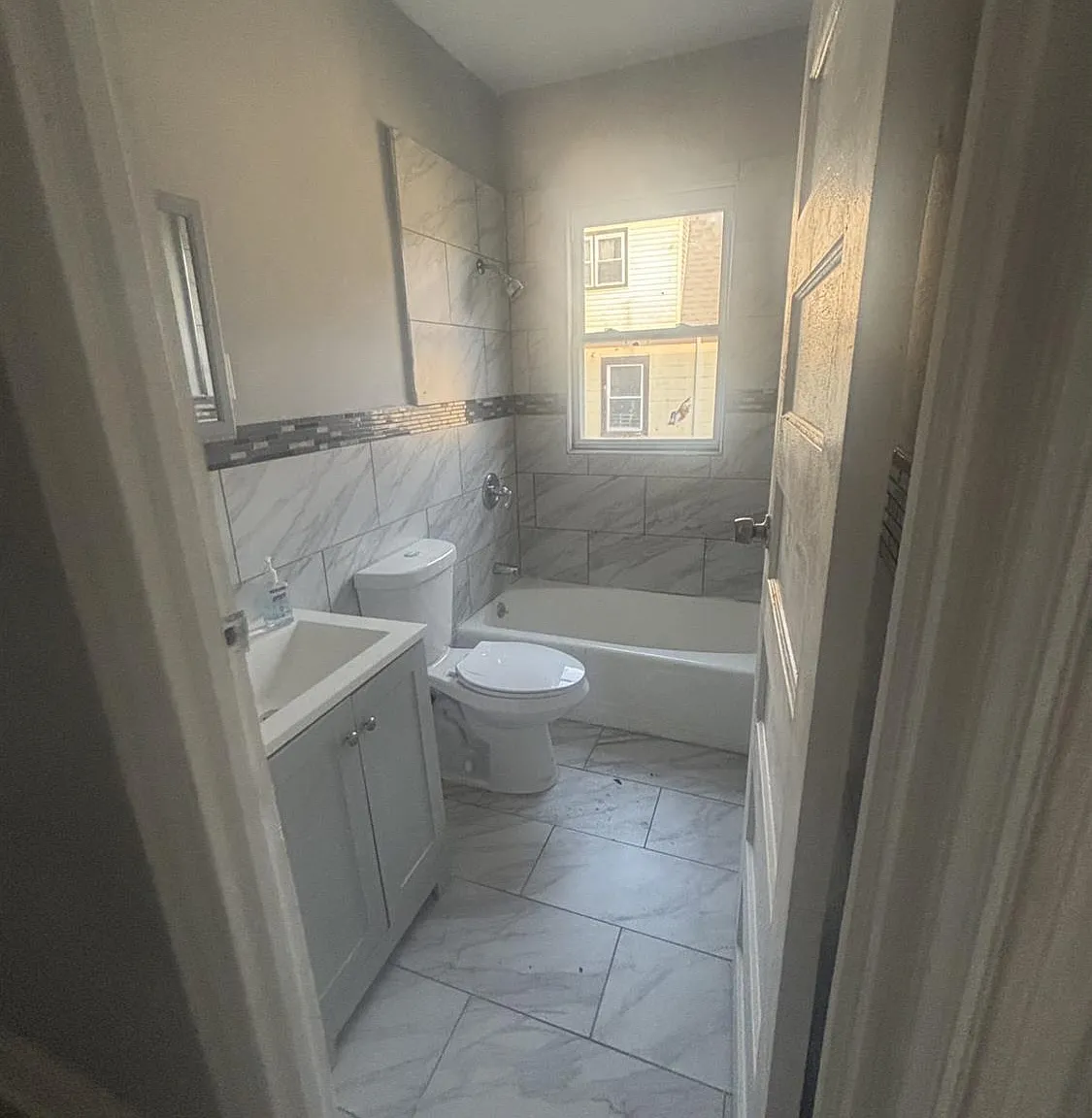 3 bed, 1.0 bath, 2722 sqft, $2,600 — Photo 2