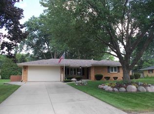 1136 Woodridge Dr, Rockford, IL 61108