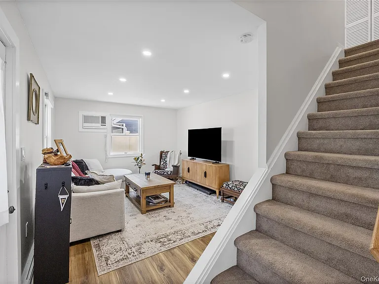 68 Crescent Ln — Photo 8