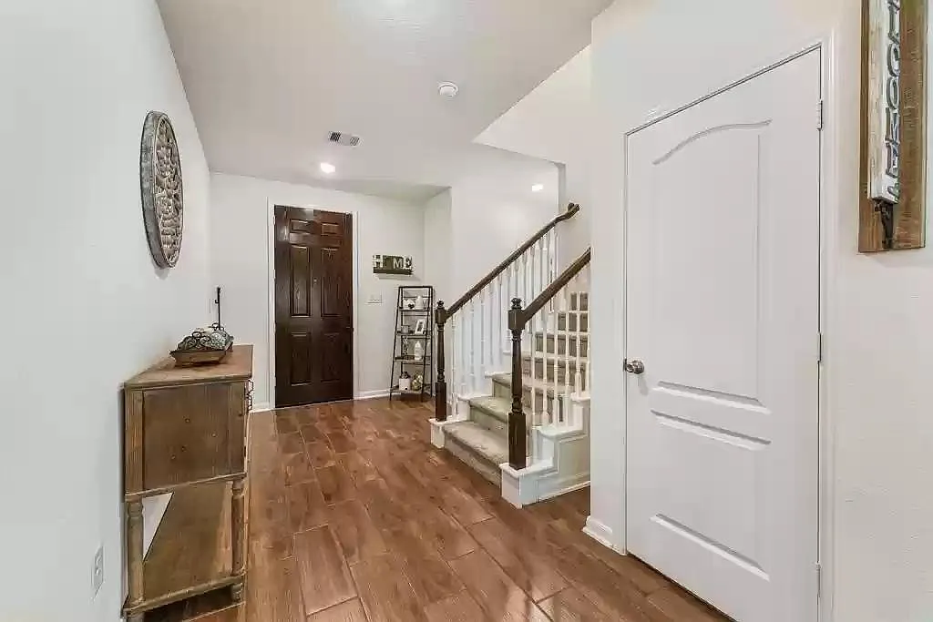 3 bed, 2.5 bath, 2046 sqft, $2,150 — Photo 3