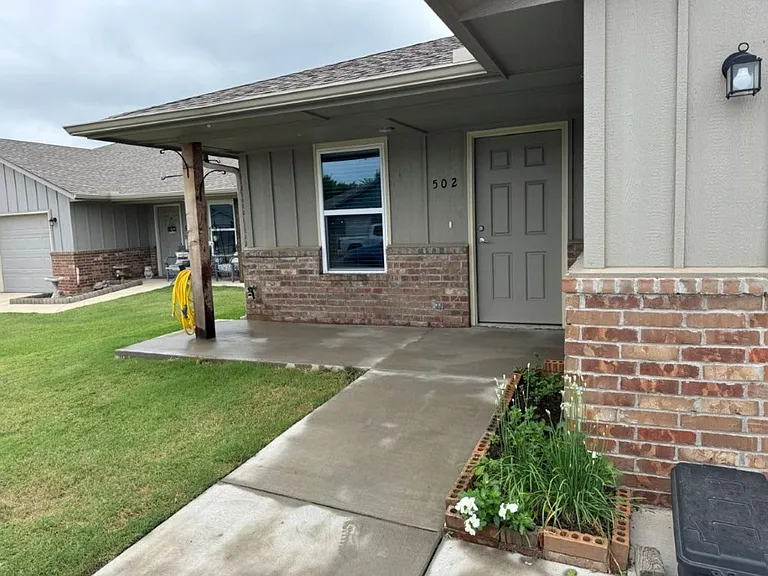 502 Parkhill Cir — Photo 2