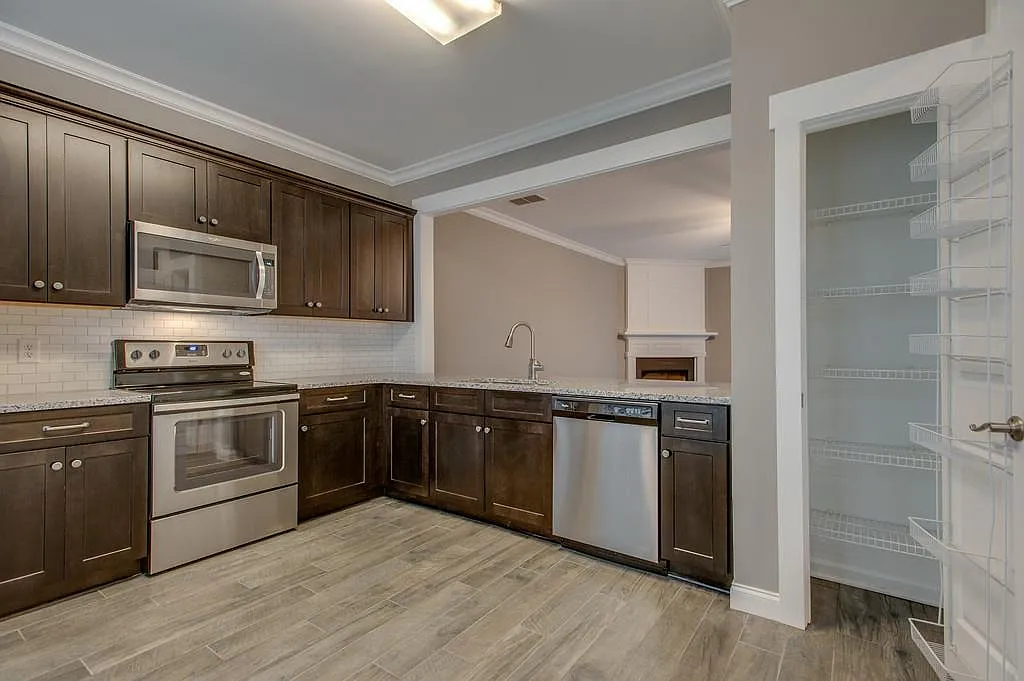 3 bed, 2.5 bath, 1470 sqft, $2,300 — Photo 1