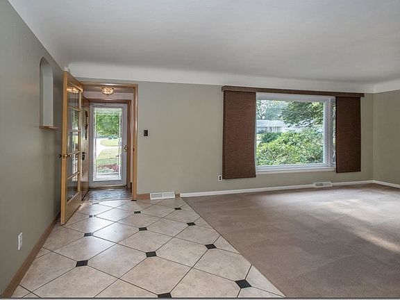 3rd image of 598 Meadowlane Dr
