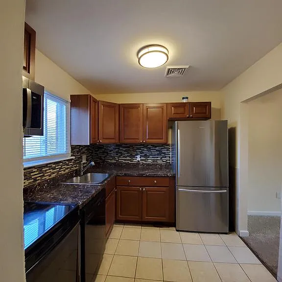 1124 Kaye Ct — Photo 2