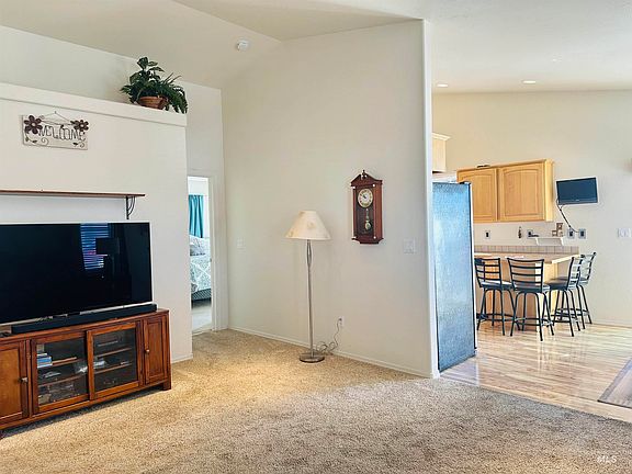 4th image of 433 W Avenue J