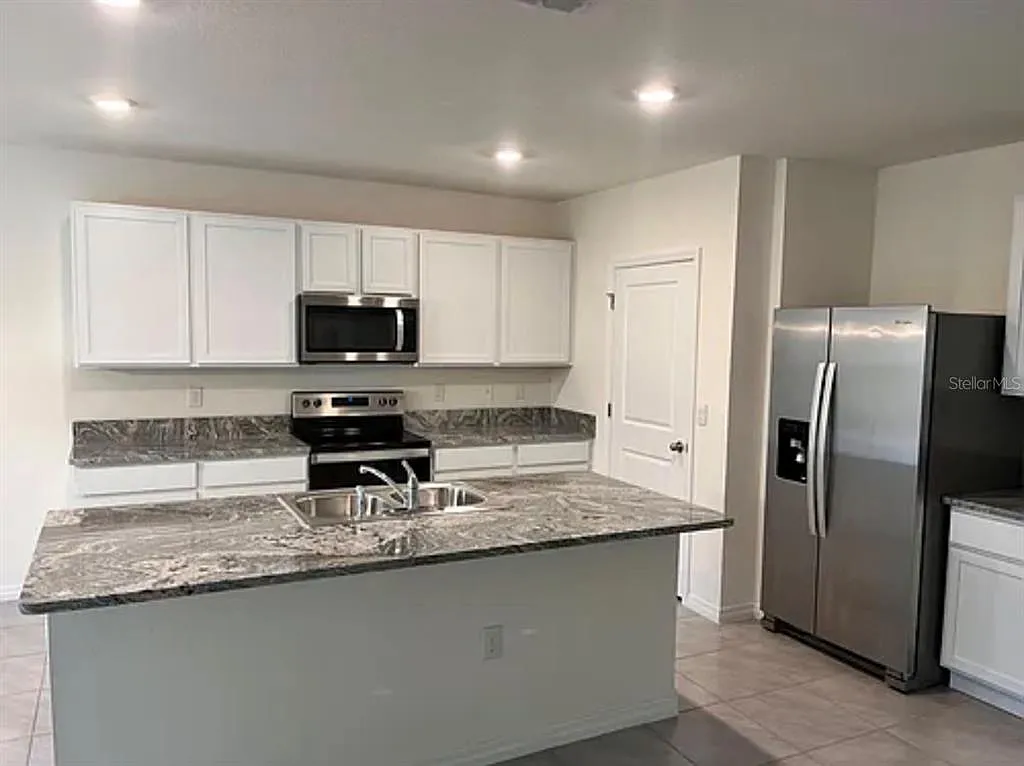 4 bed, 2.0 bath, 2319 sqft, $2,650 — Photo 3
