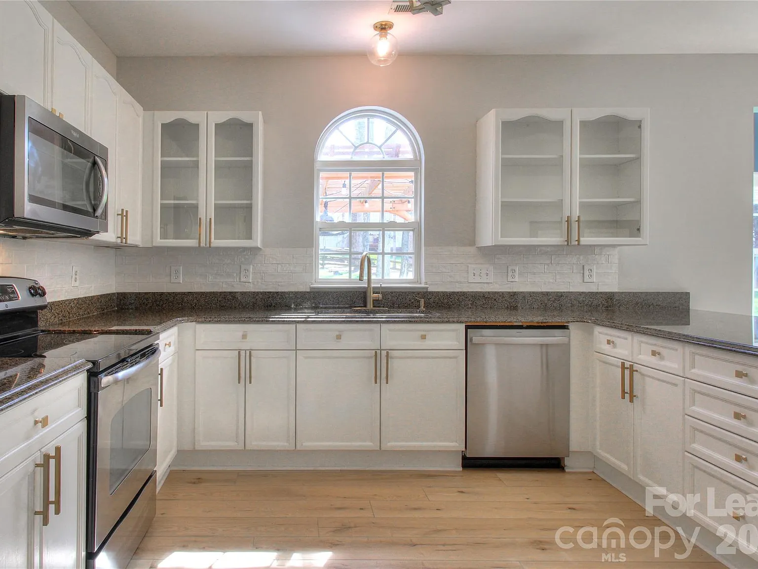 4 bed, 2.5 bath, 2088 sqft, $2,650 — Photo 2