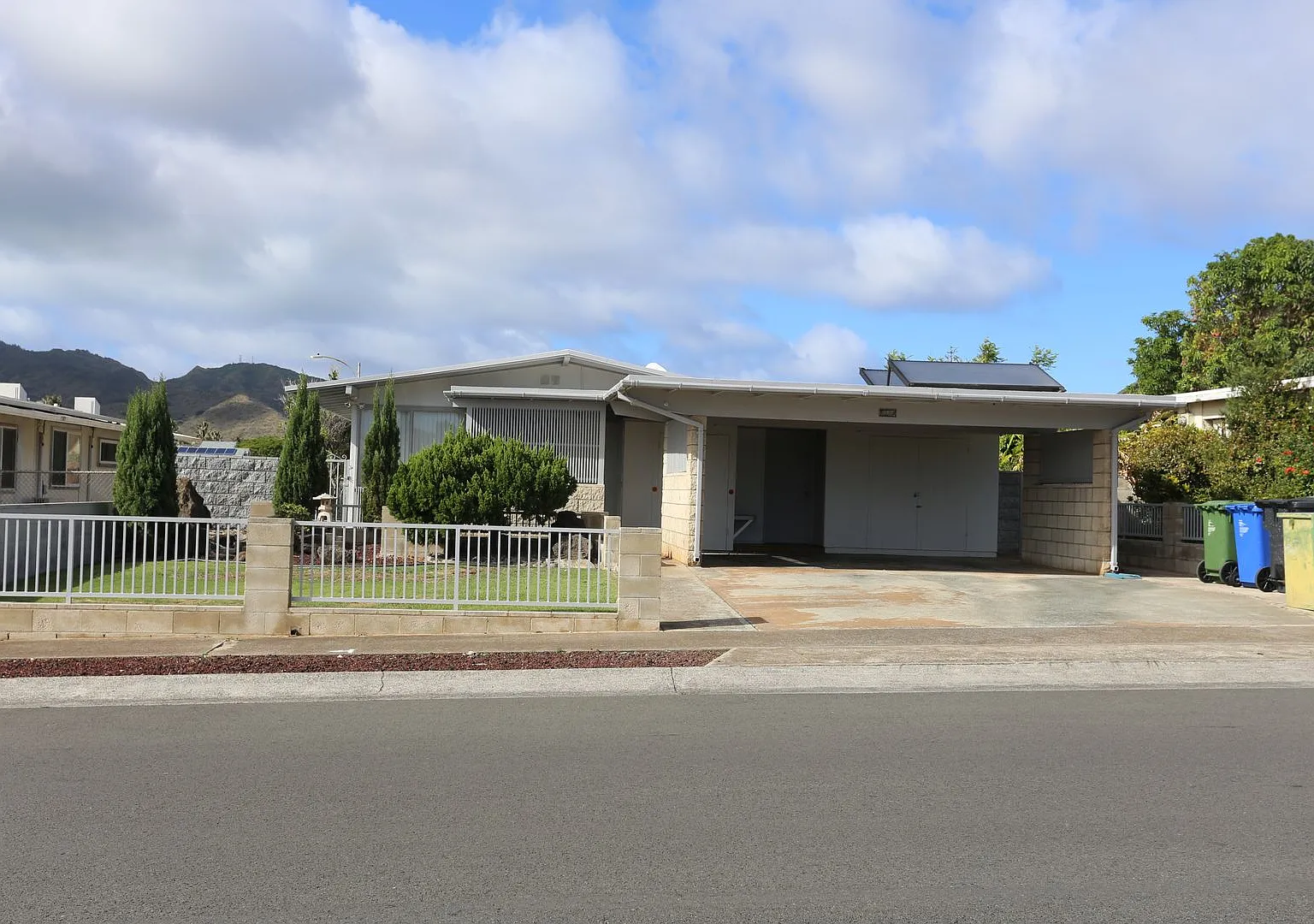 Hawaii Kai - Attached 1 Bedroom + Den w/ 1 Bathroom - $2400 — Photo 1
