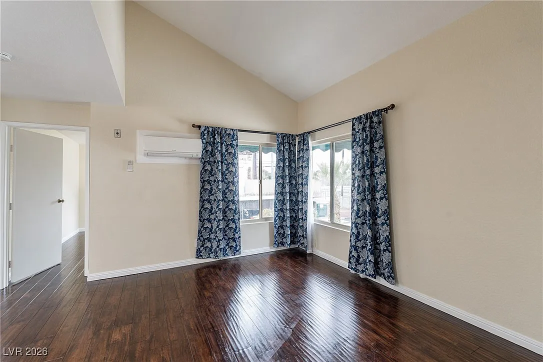 2 bed, 1.0 bath, 618 sqft, $1,200 — Photo 3