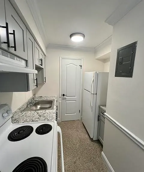 2721 E Washington St #11 — Photo 3
