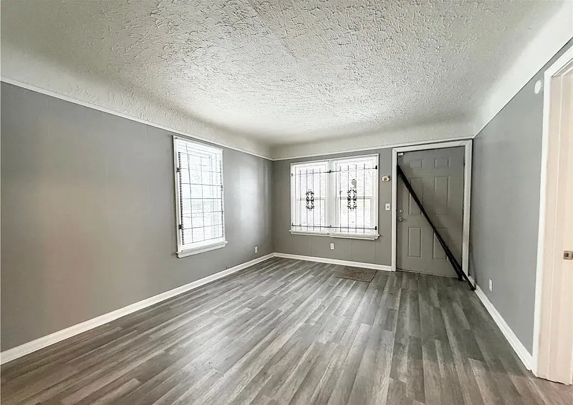 3 bed, 1100 sqft, $1,200 — Photo 3