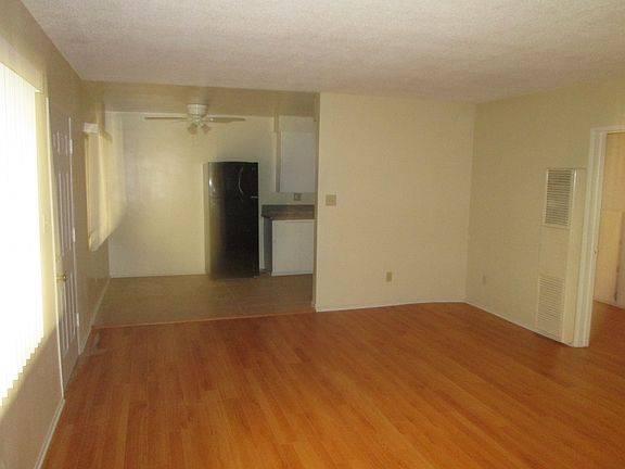 2nd image of 129 S Manhattan Pl APT 2