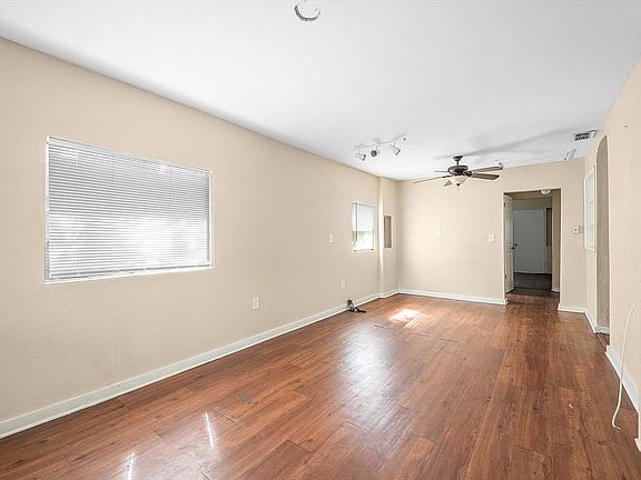 4th image of 1131 La Salle St