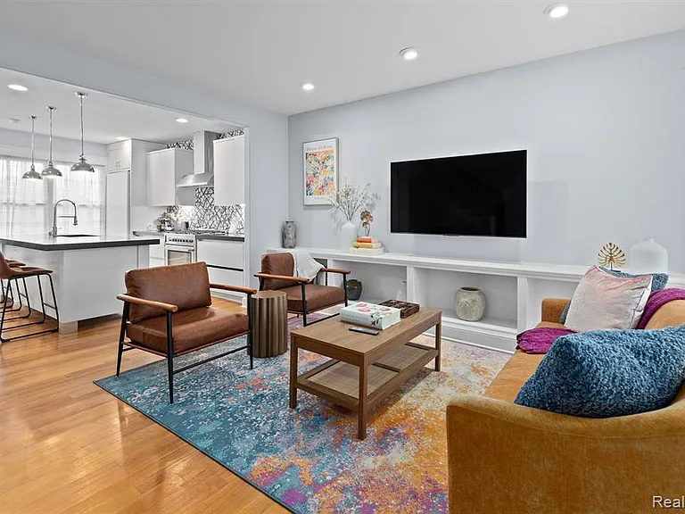 370 E Grand Blvd — Photo 3
