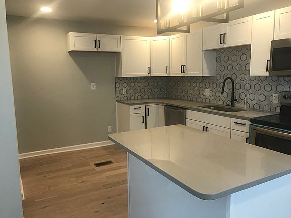 3rd image of 937 Goss Ave